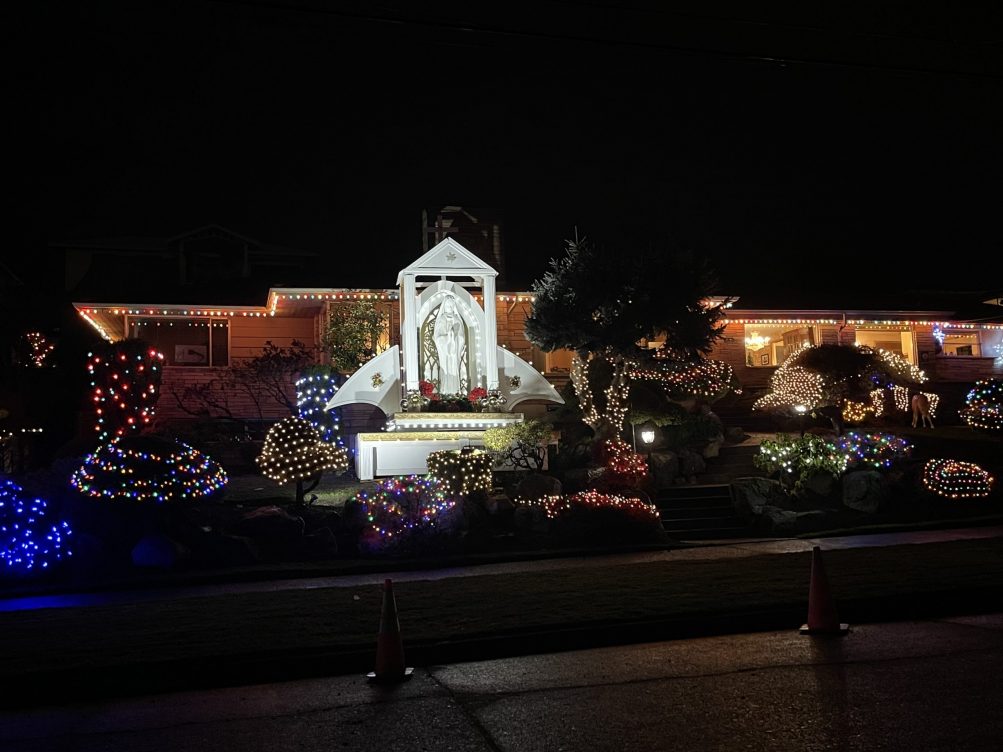 West Seattle Blog… TONIGHT’S LIGHTS Gai Family display again aglow