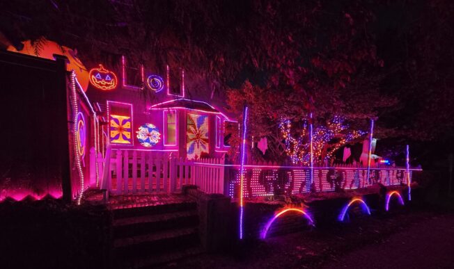 WEST SEATTLE HALLOWEEN: Light show is up!