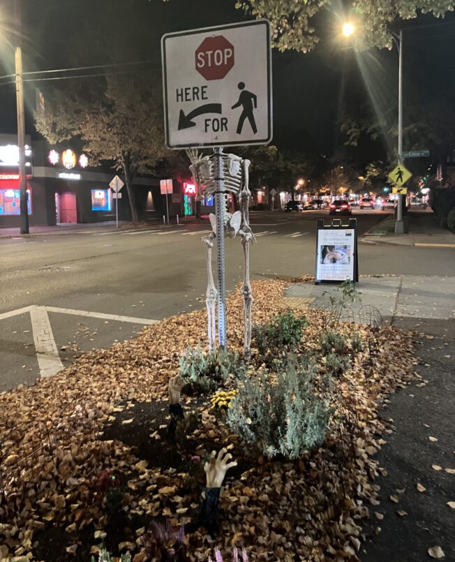 WEST SEATTLE HALLOWEEN: Decoration … with commentary?